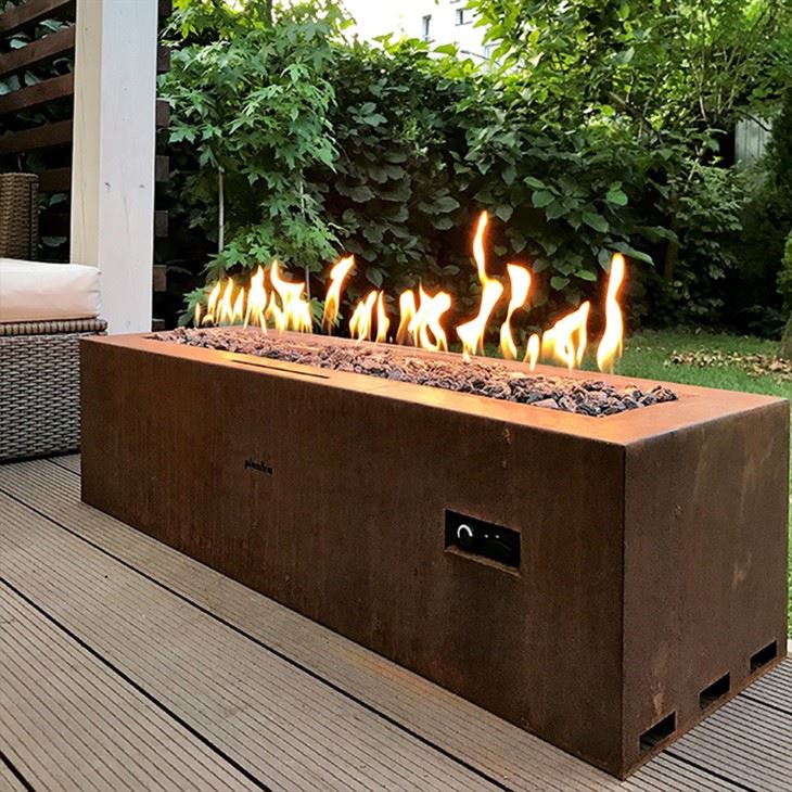 Foyers extérieurs décoratifs au propane avec table