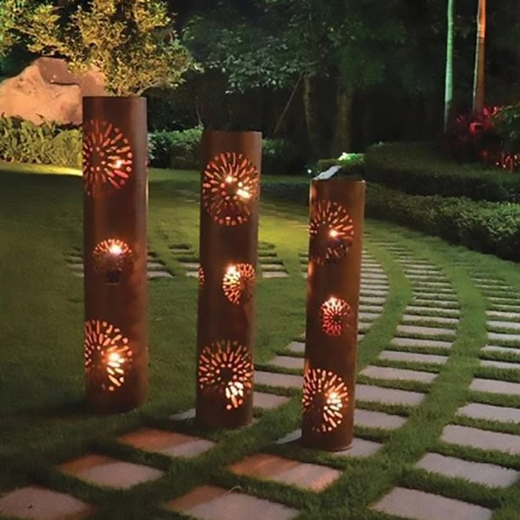 Colonnes de jardin en métal rouillé avec pétales de rose